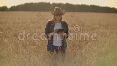 一个带平板电脑的女农民。 智能<strong>农业</strong>和<strong>数字农业</strong>